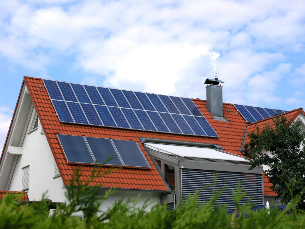 Solarzellen auf dem Dach eines Einfamilienhauses